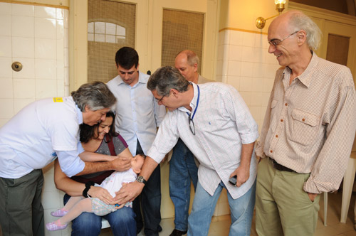  O presidente da Fiocruz, Paulo Gadelha, vacina a pequena Laura, a primeira criança a receber as gotinhas no Fiocruz pra Você 2009 (Fotos: Peter Ilicciev/CCS/Fiocruz) 
